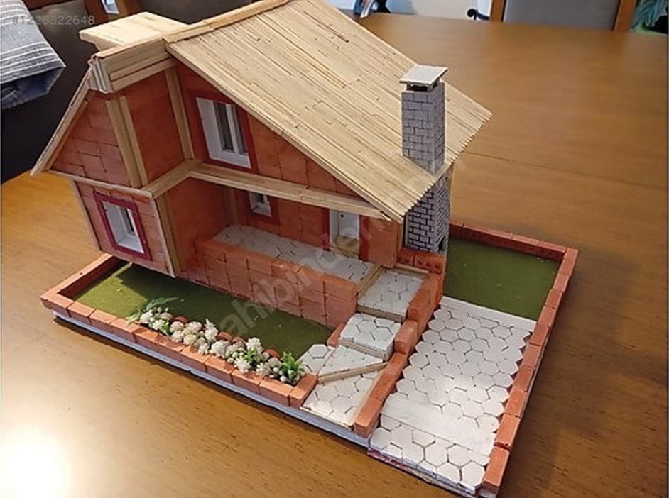 Ahşap çatılı minyatür kır evi