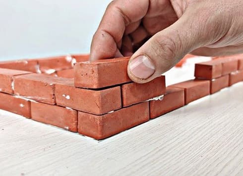 Tuğlayı eline al